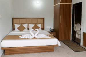 Katil atau katil-katil dalam bilik di Rajnandani Palace Ayodhya - Modern Stay Near Ram Mandir with Free Parking