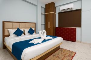 Katil atau katil-katil dalam bilik di Rajnandani Palace Ayodhya - Modern Stay Near Ram Mandir with Free Parking