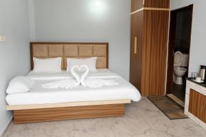 Katil atau katil-katil dalam bilik di Rajnandani Palace Ayodhya - Modern Stay Near Ram Mandir with Free Parking