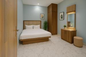 Katil atau katil-katil dalam bilik di Rajnandani Palace Ayodhya - Modern Stay Near Ram Mandir with Free Parking
