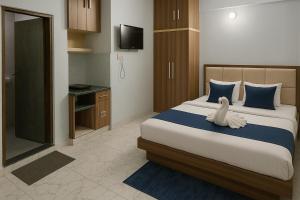 Katil atau katil-katil dalam bilik di Rajnandani Palace Ayodhya - Modern Stay Near Ram Mandir with Free Parking