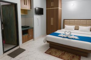 Katil atau katil-katil dalam bilik di Rajnandani Palace Ayodhya - Modern Stay Near Ram Mandir with Free Parking