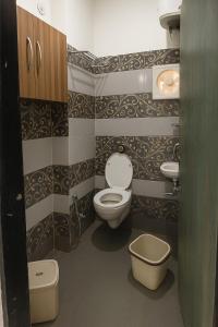 bagno con servizi igienici e 2 lavandini di Rajnandani Palace Ayodhya - Modern Stay Near Ram Mandir with Free Parking a Ayodhya