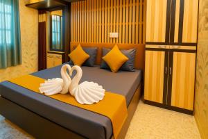 Katil atau katil-katil dalam bilik di Rajnandani Palace Ayodhya - Modern Stay Near Ram Mandir with Free Parking