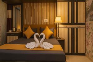 Katil atau katil-katil dalam bilik di Rajnandani Palace Ayodhya - Modern Stay Near Ram Mandir with Free Parking