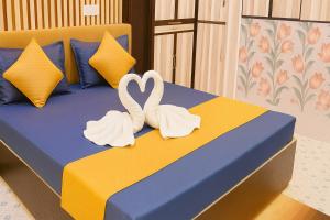 Katil atau katil-katil dalam bilik di Rajnandani Palace Ayodhya - Modern Stay Near Ram Mandir with Free Parking