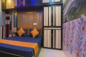 Katil atau katil-katil dalam bilik di Rajnandani Palace Ayodhya - Modern Stay Near Ram Mandir with Free Parking