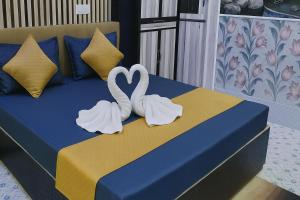 Katil atau katil-katil dalam bilik di Rajnandani Palace Ayodhya - Modern Stay Near Ram Mandir with Free Parking