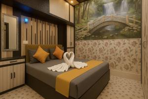 una camera da letto con un letto con un arco sopra di Rajnandani Palace Ayodhya - Modern Stay Near Ram Mandir with Free Parking a Ayodhya