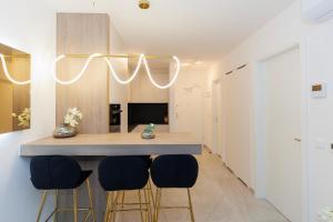 Μια τηλεόραση ή/και κέντρο ψυχαγωγίας στο Stars Premium Apartment by Belmont Realty