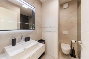 Ένα μπάνιο στο Stars Premium Apartment by Belmont Realty +28 φωτογραφίες