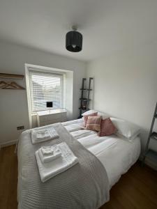ein Schlafzimmer mit einem Bett, auf dem zwei Handtücher liegen in der Unterkunft Horizon Vista in Ilfracombe