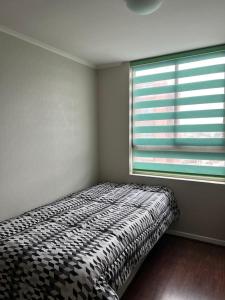 カラマにあるdepartamento 3 habitacionesのベッドと窓のある寝室