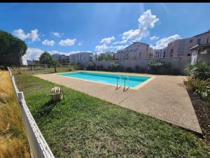 Bazén v ubytování Stunning T2 pool box-Meyzieu Gare-Stade-Eurexpo nebo v jeho okolí