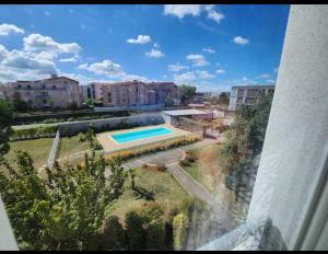 Bazén v ubytování Stunning T2 pool box-Meyzieu Gare-Stade-Eurexpo nebo v jeho okolí