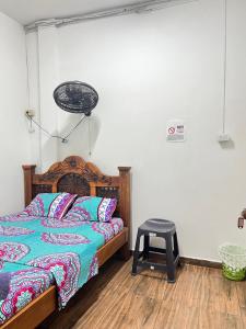 库库塔Hotel 7的一间卧室配有床和凳子 更多13张照片