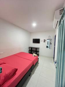 Hotel 7客房内的一张或多张床位