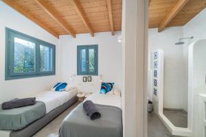 Fotografie z fotogalerie ubytování Villa Etoni, amazing sea views, infinity pool v destinaci Kalamitsi