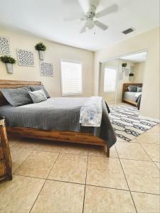 a bedroom with a bed and a ceiling fan at Fort Lauderdale Florida Beach Vibe Hangout in Fort Lauderdale