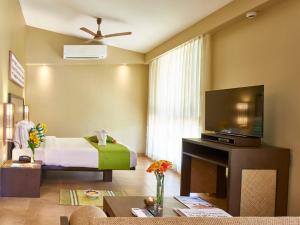 TV a/nebo společenská místnost v ubytování Club Mahindra Virajpet, Coorg
