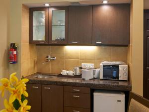 Kuchyň nebo kuchyňský kout v ubytování Club Mahindra Virajpet, Coorg
