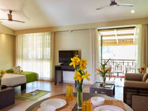 TV a/nebo společenská místnost v ubytování Club Mahindra Virajpet, Coorg