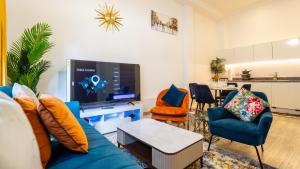 a living room with a blue couch and chairs at Mega7 Luxury 2bedrooms Apartment - 2baths, 3toilets plus Balcony and Free Car park in Manchester