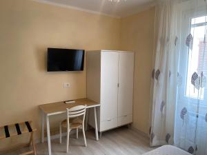 Televízia a/alebo spoločenská miestnosť v ubytovaní Residence B&B il Connubio