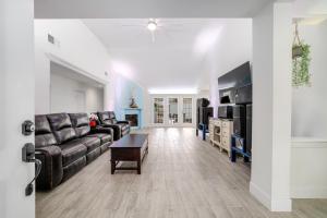 ヒューストンにあるCozy 4BR House with Fireplace. 10 Min to Chinatownのソファとテーブルのあるリビングルーム