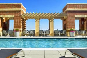 Prime Location Retreat Close to DC and Metro内部或周边的泳池
