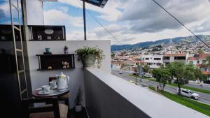 balkon ze stołem i widokiem na miasto w obiekcie Sky Loft a 3 cuadras de la UTPL 5min del centro w mieście Loja
