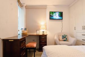Telewizja i/lub zestaw kina domowego w obiekcie Sky Loft a 3 cuadras de la UTPL 5min del centro