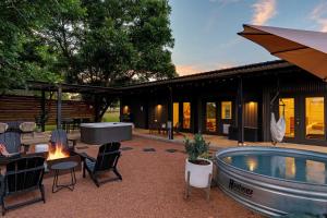 Bazén v ubytování Container Haus, Hot Tub, Cowboy Pool, Pet Friendly! nebo v jeho okolí