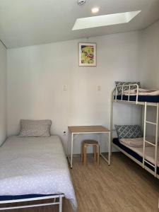 Postel nebo postele na pokoji v ubytování Inside Busan Hostel