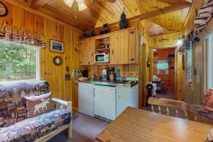 Η κουζίνα ή μικρή κουζίνα στο Cozy Cabin