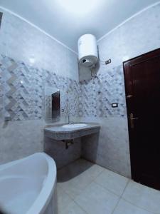 Un baño blanco con lavabo e inodoro. en Crystal Palace, en Luxor