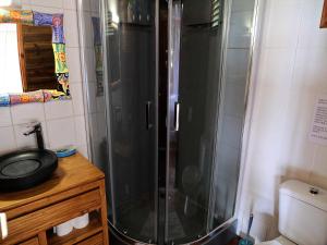 een badkamer met douche en wastafel bij karureve in Deshaies +90 foto's