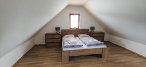 1 dormitorio con 1 cama en el ático en Apartmán Hluchá sova, en Horní Václavov 17 fotos más