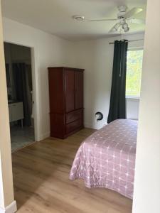 Postel nebo postele na pokoji v ubytování Motel Parc Beaumont Inc.