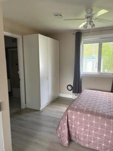Postel nebo postele na pokoji v ubytování Motel Parc Beaumont Inc.