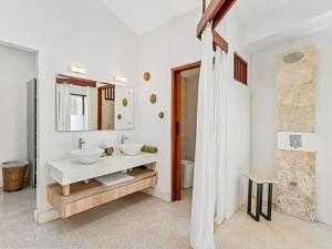 Bagno di Blue Iguana, steps from the beach Playa Langosta