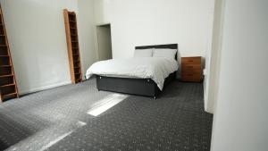Postel nebo postele na pokoji v ubytování 1 Bed Apartments - Oakroyd Villas