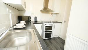 Kuchyň nebo kuchyňský kout v ubytování 1 Bed Apartments - Oakroyd Villas