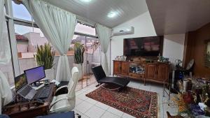 Μια τηλεόραση ή/και κέντρο ψυχαγωγίας στο Piscina com Vista - Quarto em Cobertura Duplex