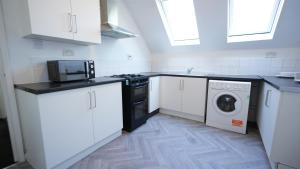 Kuchyň nebo kuchyňský kout v ubytování 1 Bed Apartments - Oakroyd Villas