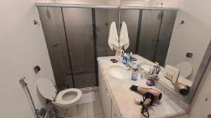 Um banheiro em Apartamento 3 quartos no Quadrilátero de Charme em Ipanema