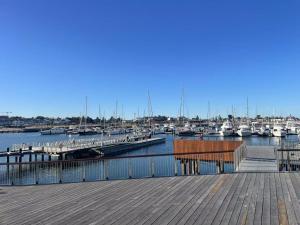 un molo con un gruppo di barche in un porto turistico di Waterview Apartment a Shellharbour