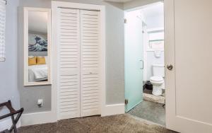 Habitación con baño con armario y aseo. en Wind Song - You Finally Found the Place You Were Looking For, en San Petersburgo 19 fotos más