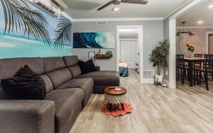 una sala de estar con un sofá y una mesa en Wind Song - You Finally Found the Place You Were Looking For, en San Petersburgo