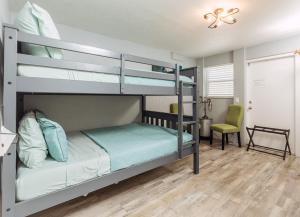 Un dormitorio con dos literas y una silla. en Wind Song - You Finally Found the Place You Were Looking For, en San Petersburgo